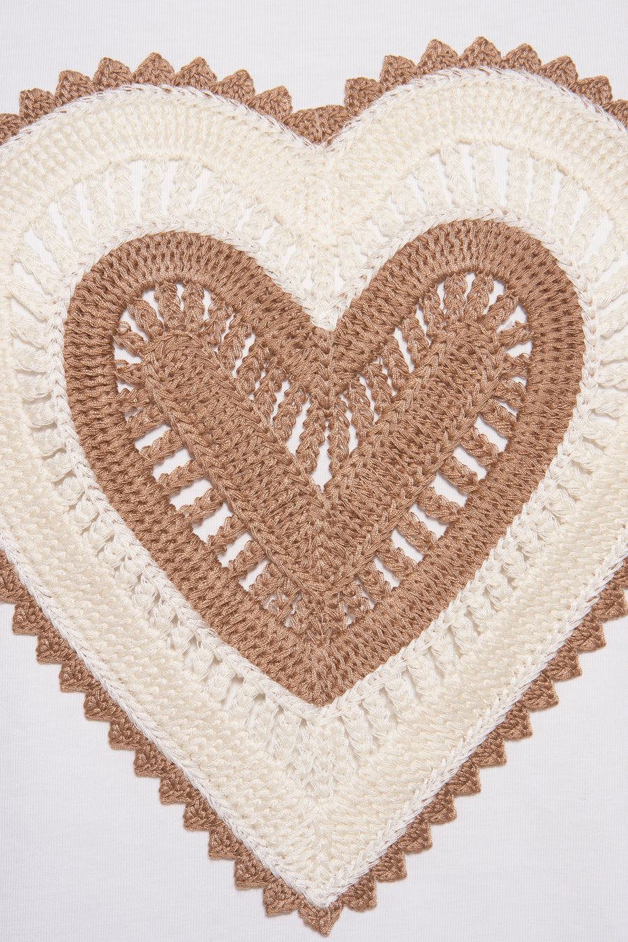 Gilet écru de Terra di Siena avec motif cœur crocheté beige et bordure festonnée marron.
