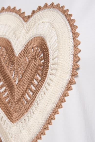 Cardigan écru de Terra di Siena avec un motif cœur crocheté texturé et une bordure festonnée contrastée.
