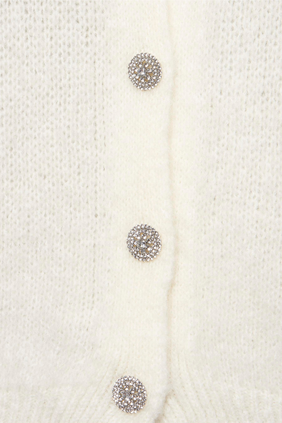 Cardigan écru en maille duveteuse de Terra di Siena avec boutons décoratifs en strass.
