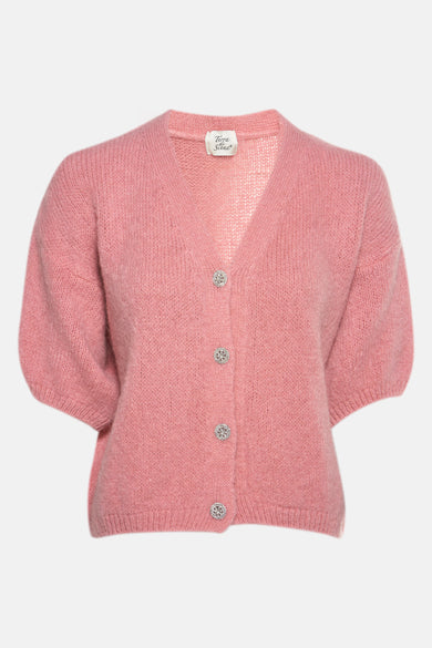 Cardigan rose en maille duveteuse de Terra di Siena, avec encolure en V et boutons brillants.
