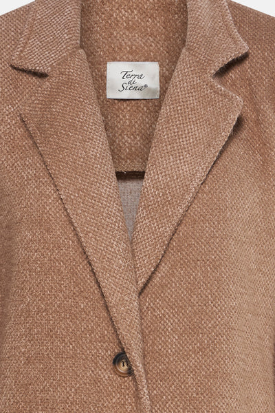 Lange beige jas van Terra di Siena, met een tweedtextuur en een knoopsluiting.
