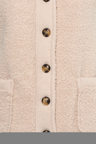 Gilet écru de Terra di Siena, avec une texture bouclée, une boutonnière centrale et des poches plaquées.