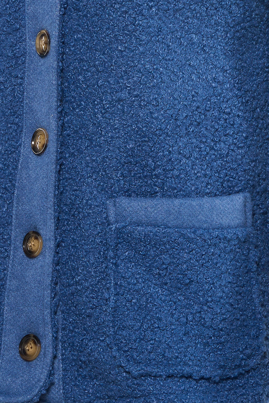 Gilet bleu en bouclette de Terra di Siena avec poche plaquée et fermeture à boutons.
