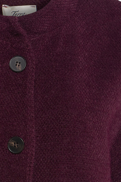 Bordeaux wollen vest van Terra di Siena, met zichtbare knoopsluiting en vilttextuur.