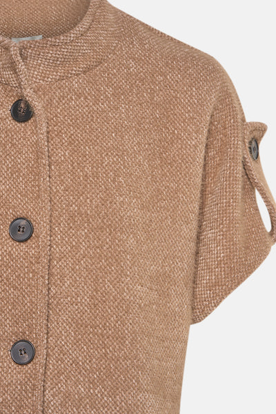 Cardigan marron en tricot bouclé de Terra di Siena avec fermeture à boutons et détail de manche courte boutonnée.