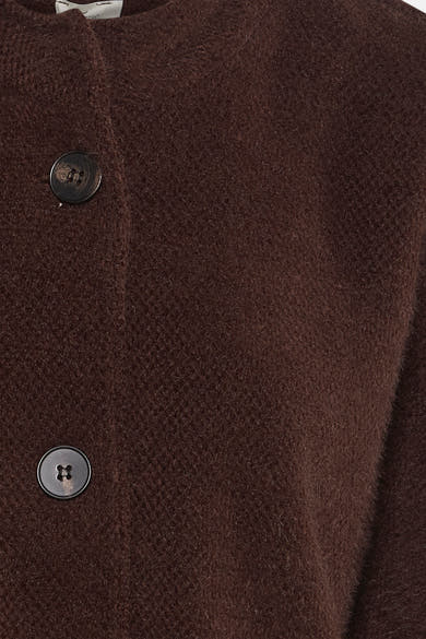 Cardigan marron, en maille duveteuse de Terra di Siena, avec une fermeture à boutons apparents.