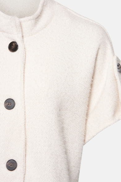 Cardigan écru de Terra di Siena, en maille bouclée avec boutons décoratifs et manches courtes.