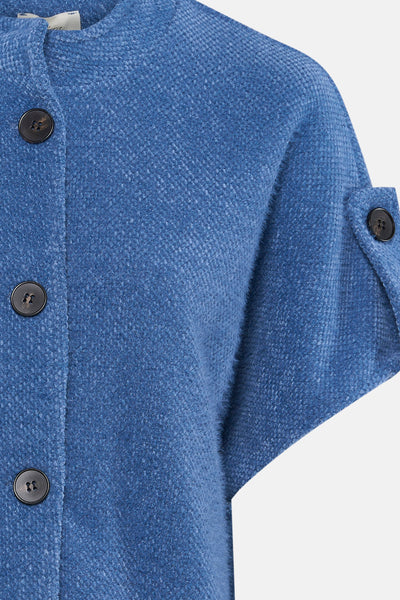 Cardigan bleu Terra di Siena avec boutons foncés et texture bouclée.