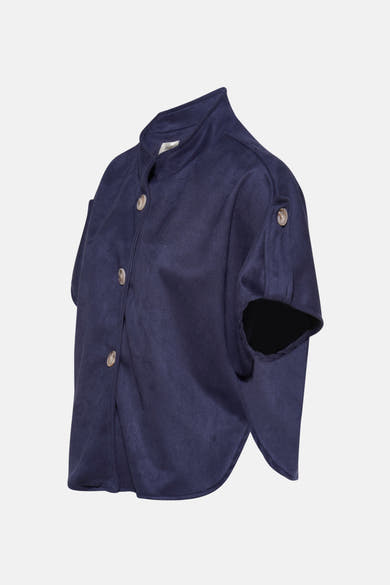 Cardigan bleu de Terra di Siena, boutonné sur le devant, manches courtes amples.