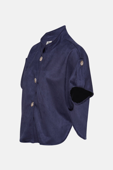 Cardigan bleu de Terra di Siena, boutonné sur le devant, manches courtes amples.