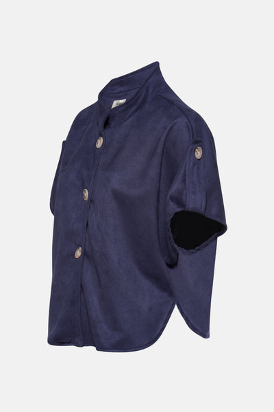 Cardigan bleu de Terra di Siena, boutonné sur le devant, manches courtes amples.