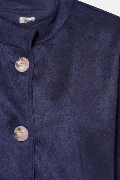 Cardigan bleu marine de Terra di Siena avec une patte de boutonnage et des boutons décoratifs clairs.
