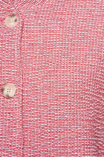 Cardigan rouge en tweed par Terra di Siena, avec fermeture boutonnée et texture grossière.