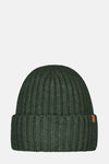 Groene muts van BARTS, in ribgebreid, gedragen met een grijze trui en een olijfgroene pufferjas.