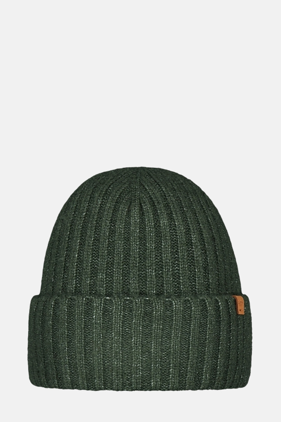 Groene muts van BARTS, in ribgebreid, gedragen met een grijze trui en een olijfgroene pufferjas.
