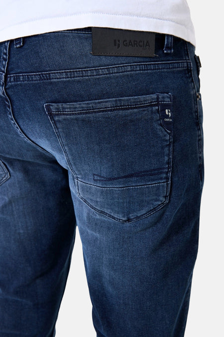 Zwarte denim slim fit jeans van GARCIA, achterkant, met leren etiket en stiksels op de achterzakken.