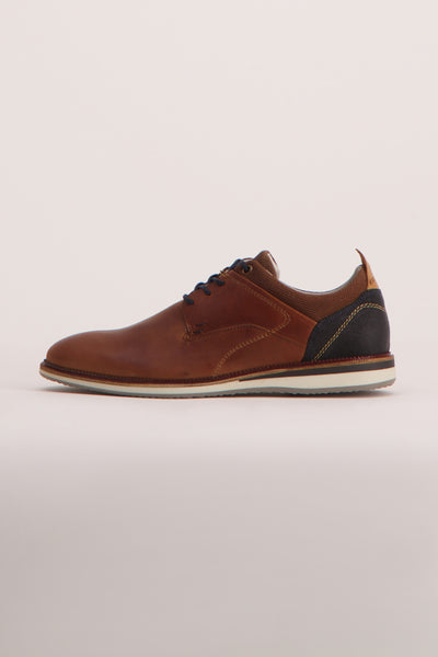 Bruine baskets van BULLBOXER met textielinzetstuk en wit plateauzool.
