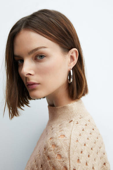 Beige gehaakt vest van MANGO, met een opstaande kraag en getextureerde details.