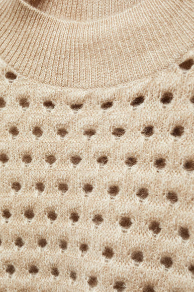 Beige trui met ronde hals van MANGO, opengebreid met regelmatig patroon en zachte textuur.