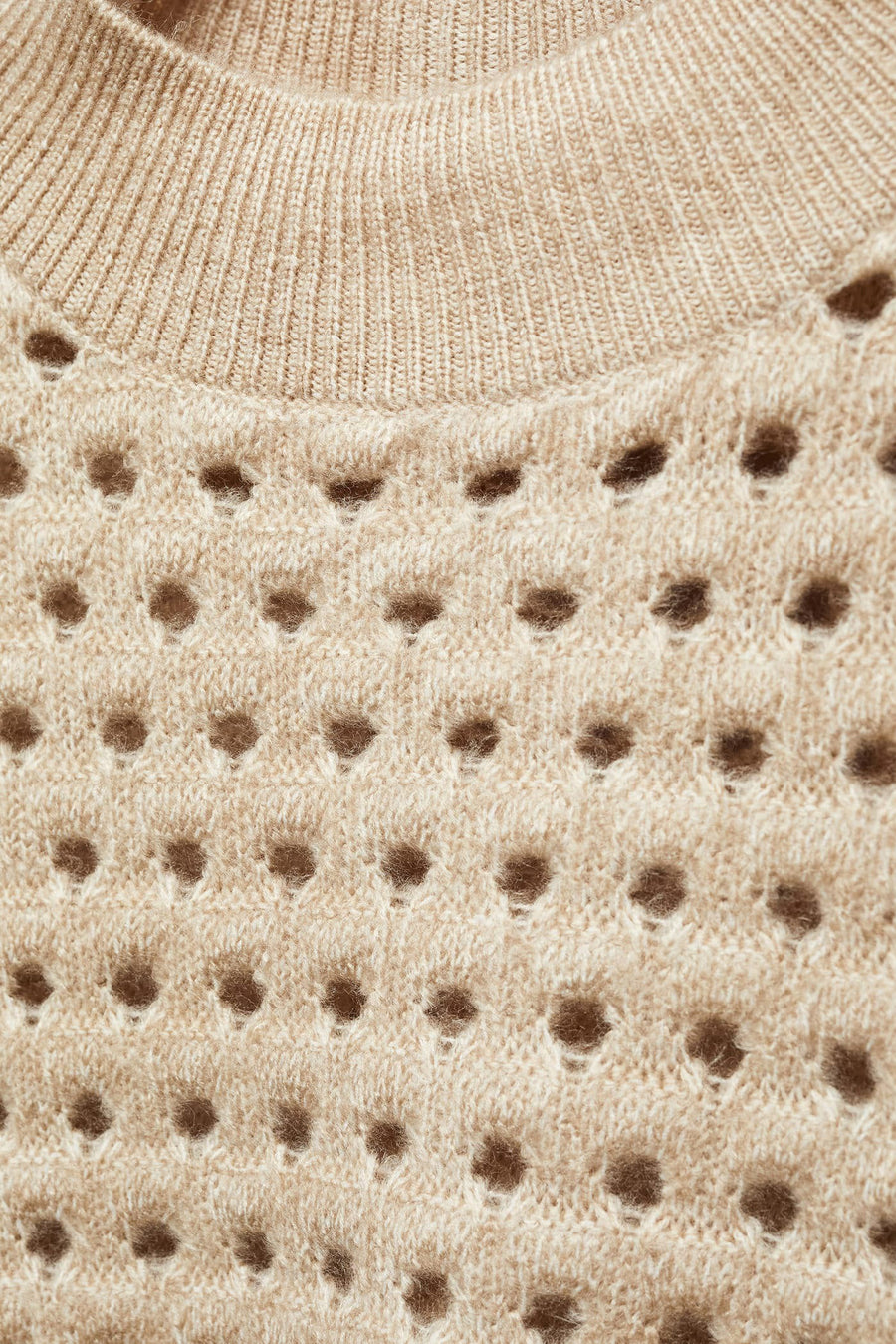 Beige trui met ronde hals van MANGO, opengebreid met regelmatig patroon en zachte textuur.