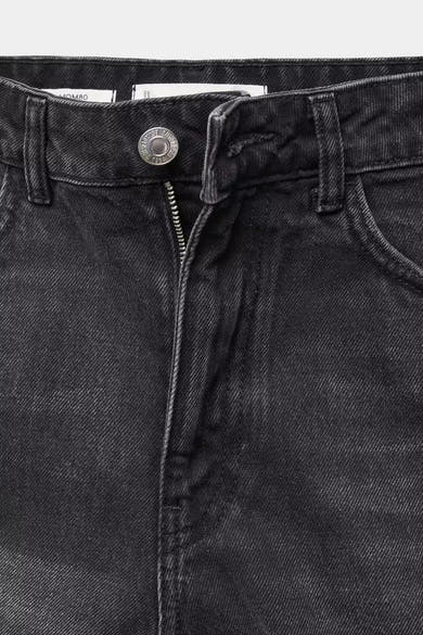 Short en denim noir de MANGO, avec fermeture éclair et détails texturés.