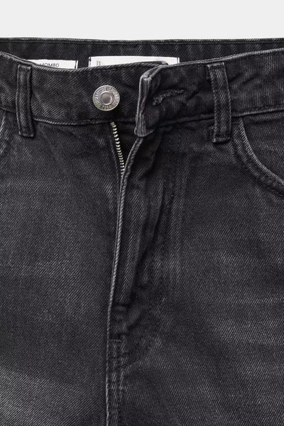 Short en denim noir de MANGO, avec fermeture éclair et détails texturés.