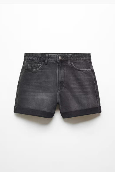 Short en jean noir par MANGO, avec ourlet retroussé et poches avant.
