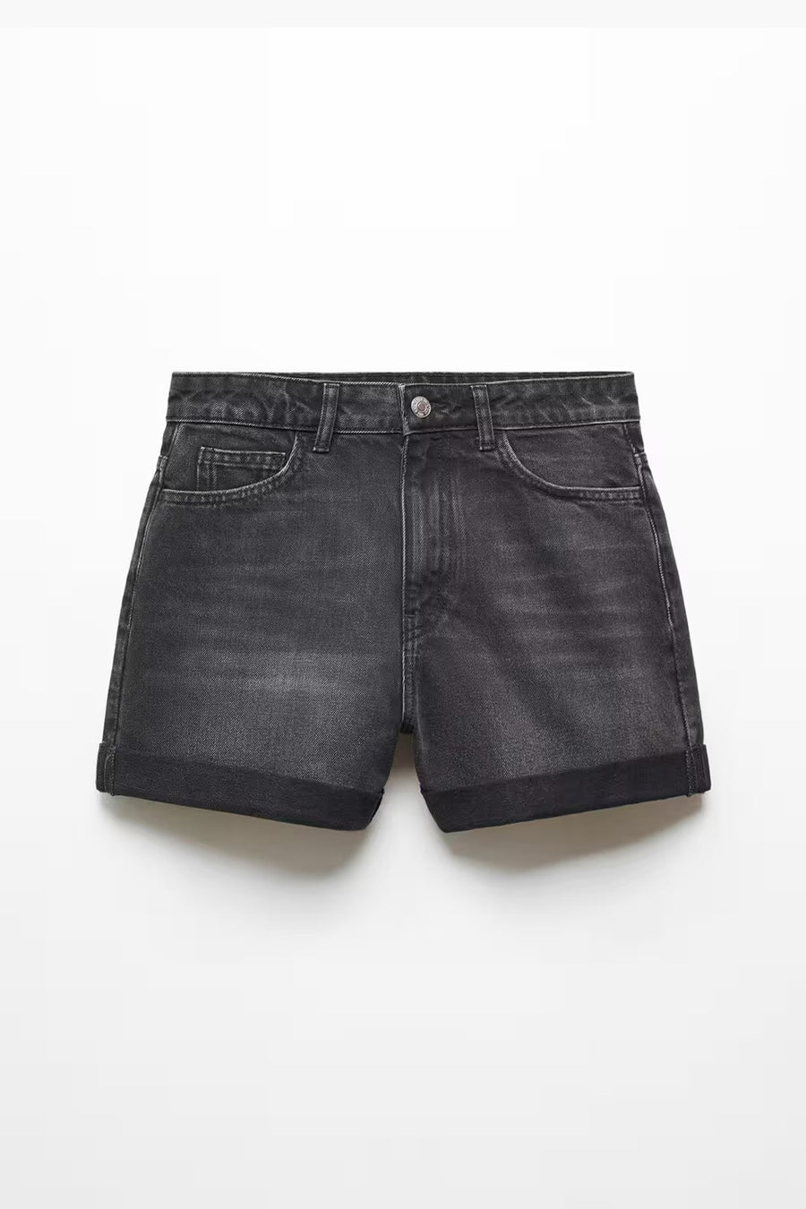Short en jean noir par MANGO, avec ourlet retroussé et poches avant.
