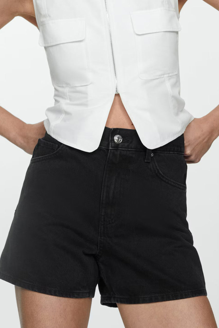 Zwarte MANGO short, met zilverkleurige ritssluiting en metalen knoop.