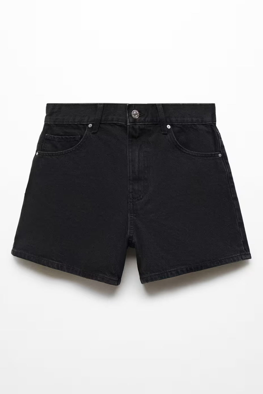 Korte MANGO short, met voorzakken en zilverkleurige details.
