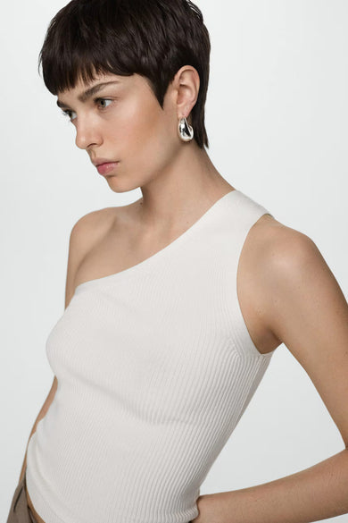 Blouse blanche sans manches de MANGO, coupe asymétrique à une épaule, en maille côtelée fine.