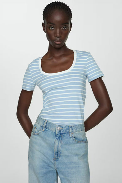 T-shirt à manches courtes rayé bleu et blanc de MANGO, porté avec un jean taille haute délavé.
