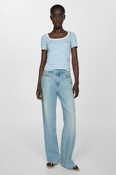 T-shirt à manches courtes multicolore de MANGO, à rayures bleues et blanches, porté avec un jean ample bleu clair.
