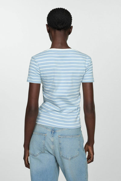 T-shirt à manches courtes rayé bleu et blanc de MANGO, porté avec un jean décontracté, vue de dos.
