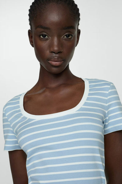 T-shirt à manches courtes bleu à rayures blanches de MANGO, porté par un mannequin.