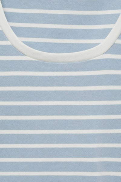 T-shirt à manches courtes bleu et blanc rayé de MANGO avec encolure blanche.
