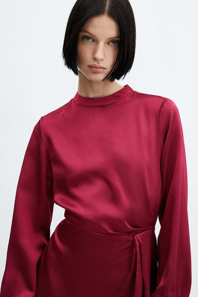 Robe midi rouge de MANGO, avec manches longues et une texture subtile.