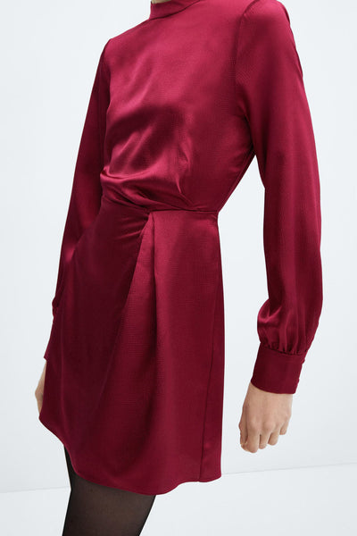 Robe midi rouge de MANGO avec une texture subtile, des manches longues et une coupe élégante à la taille.
