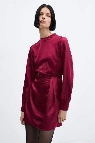 Robe midi rouge by MANGO en tissu satiné avec manches longues et drapé asymétrique sur le devant.