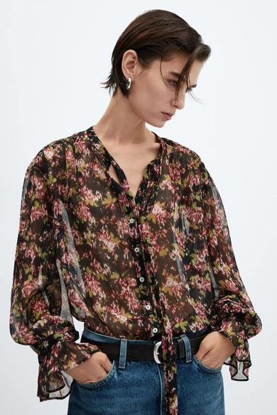 Blouse à manches longues noire de MANGO, avec imprimé floral et détails de boutons.