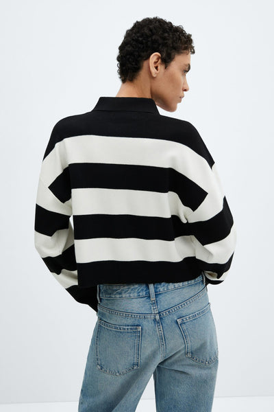 Pull noir à rayures horizontales par MANGO, porté avec un jean bleu clair, vue de dos.
