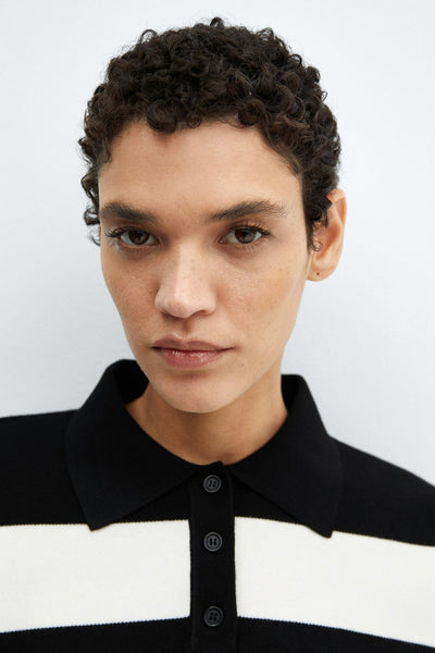 Pull col polo noir et blanc de MANGO, rayures horizontales, coupe ajustée, détails des boutons.
