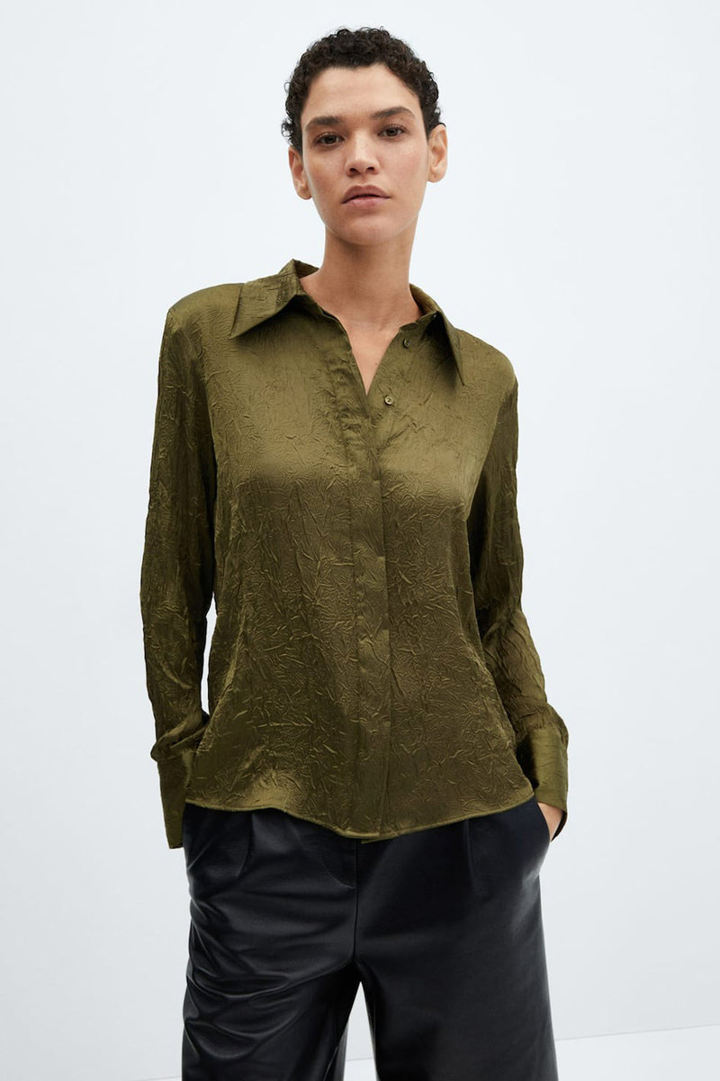 Groen overhemd met lange mouwen van Mango, met een gekreukte textuur, gedragen met een zwarte broek.