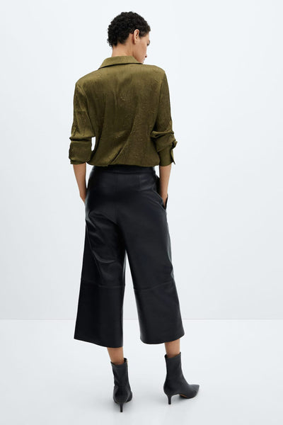 Groen, getextureerd overhemd met lange mouwen van MANGO, met een zwarte leren broek en bijpassende enkellaarsjes.