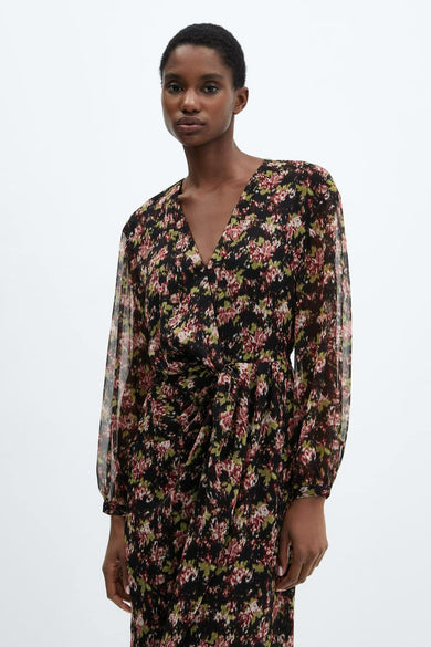 Robe midi noire imprimée, de MANGO, avec un col en V et une ceinture à nouer.