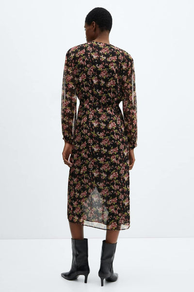 Robe midi noire à fleurs de MANGO, avec manches longues et bottes noires.
