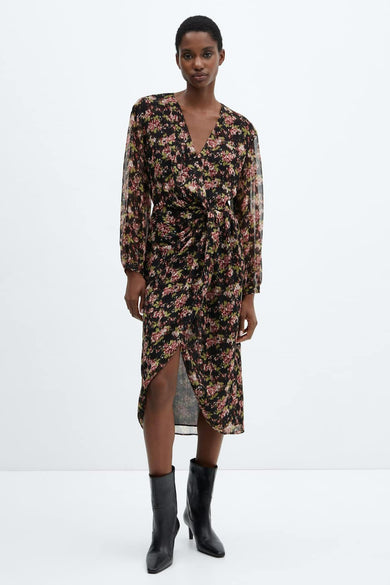 Robe midi noire à fleurs de MANGO, avec une encolure en V et une coupe drapée.