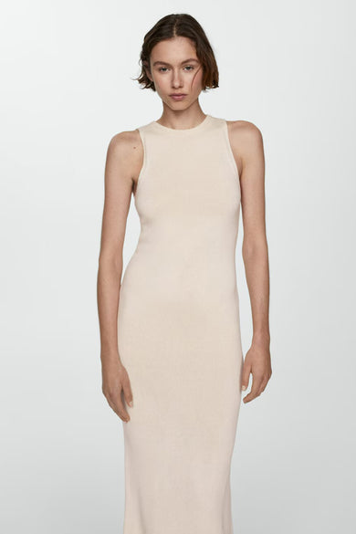 Robe courte écru de MANGO, coupe moulante côtelée arrivant aux genoux.