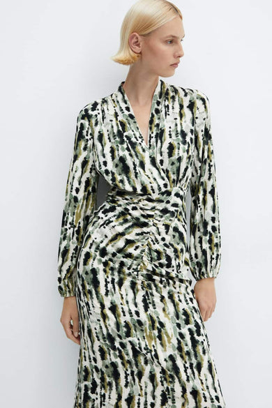 Robe midi multicolore de MANGO, à motif tie-dye vert, noir et blanc avec une coupe croisée drapée.