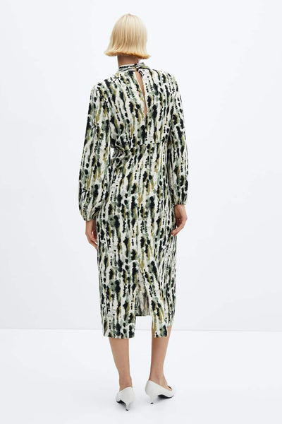 Robe midi multicolore de MANGO, avec imprimé tacheté et coupe droite, vue de dos.